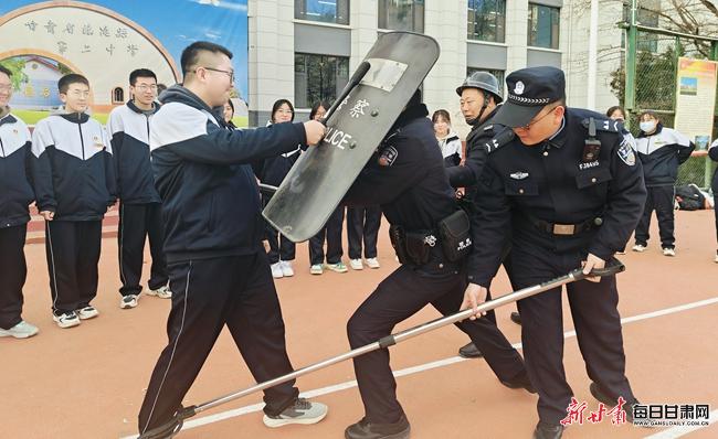 临洮县公安局多措并举站好“护学岗”  撑稳“平安伞”