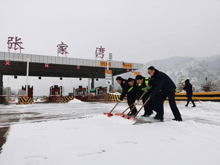 浴“雪”奋战，陕西交通人保路畅人安全！