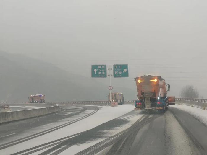 浴“雪”奋战，陕西交通人保路畅人安全！