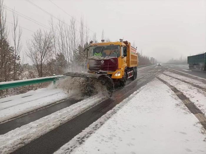 浴“雪”奋战，陕西交通人保路畅人安全！