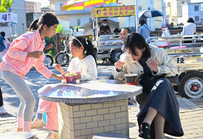 大师故里花烂漫！那蓬村两株“网红”异木棉树，带旺村里“一条小吃街”