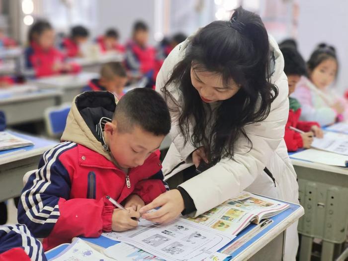 送教传情，共筑教育均衡路 ——外国语牧歌小学赴卢氏县横涧乡中心小学帮扶活动