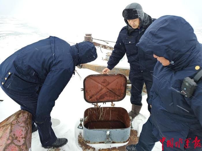 “冰上巨龙”：中国同江至俄罗斯下列宁斯阔耶浮箱固冰通道正式开通