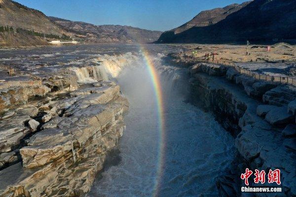 山西临汾：黄河壶口瀑布现彩虹映冰挂景观