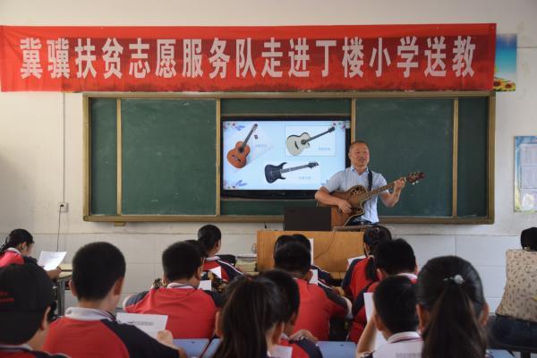 淮北市第一实验小学“冀骥劳模志愿服务队”志愿服务项目荣获全市金奖