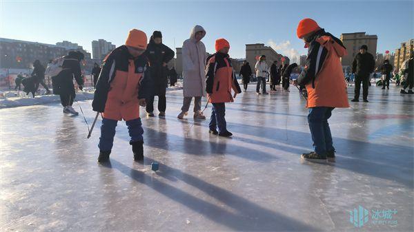 全国18地市600余名体育教师走进新区，看大课间校园冰雪运动展示