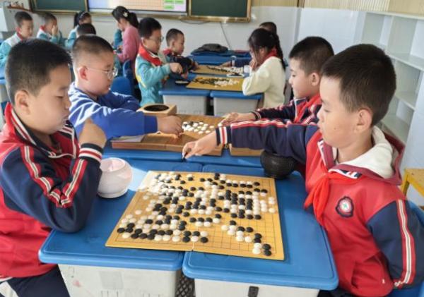 黑白对弈  “棋”乐无穷——酒泉市金塔县南关小学围棋社团风采