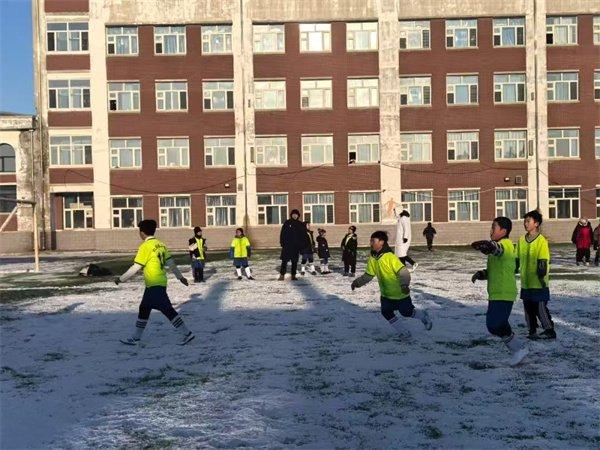 机场路小学的小球员们：用雪地足球燃耀冰城冬日