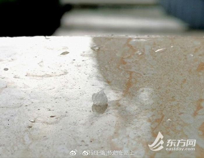 上海下冰雹了？市气象部门：冷锋过境撞上水汽，浦东等地区出现短时冰粒和霰粒子