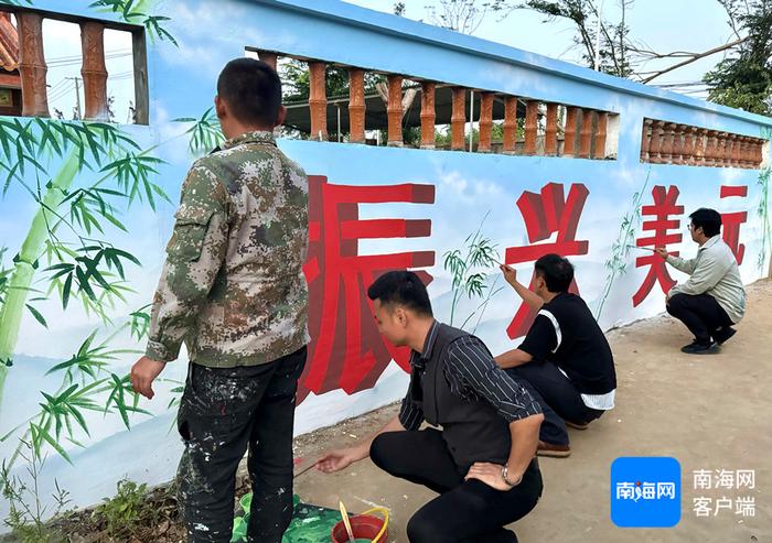 以墙为纸 海南青年画家执笔添彩绘就美丽乡村新画卷