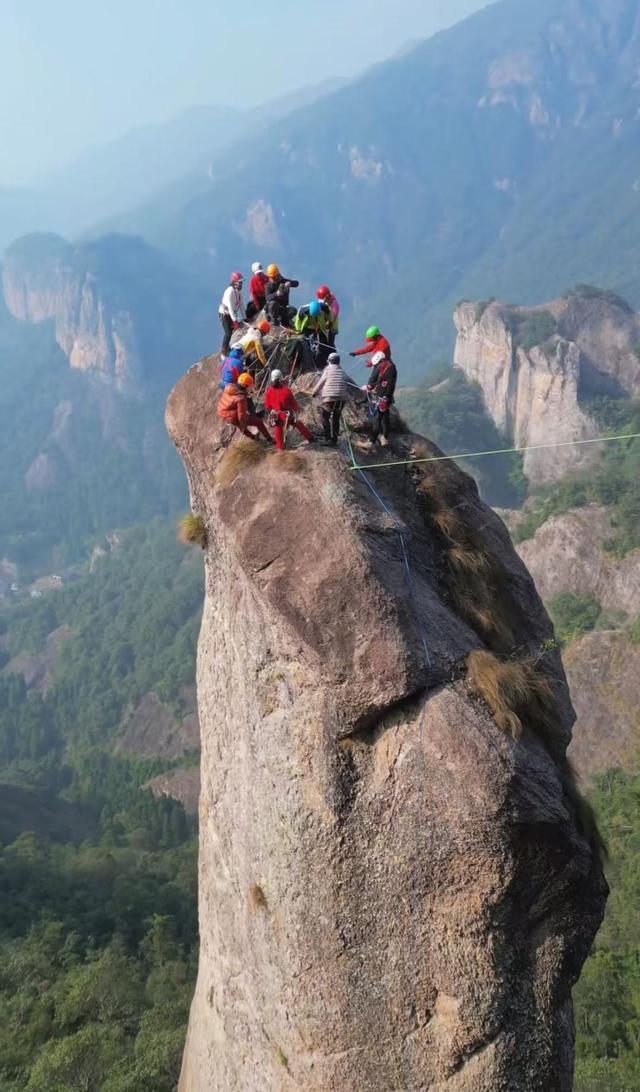 12人“险峰悬崖”上航拍舞动视频 参与者：户外爱好者组织活动，“深渊”是视觉效果