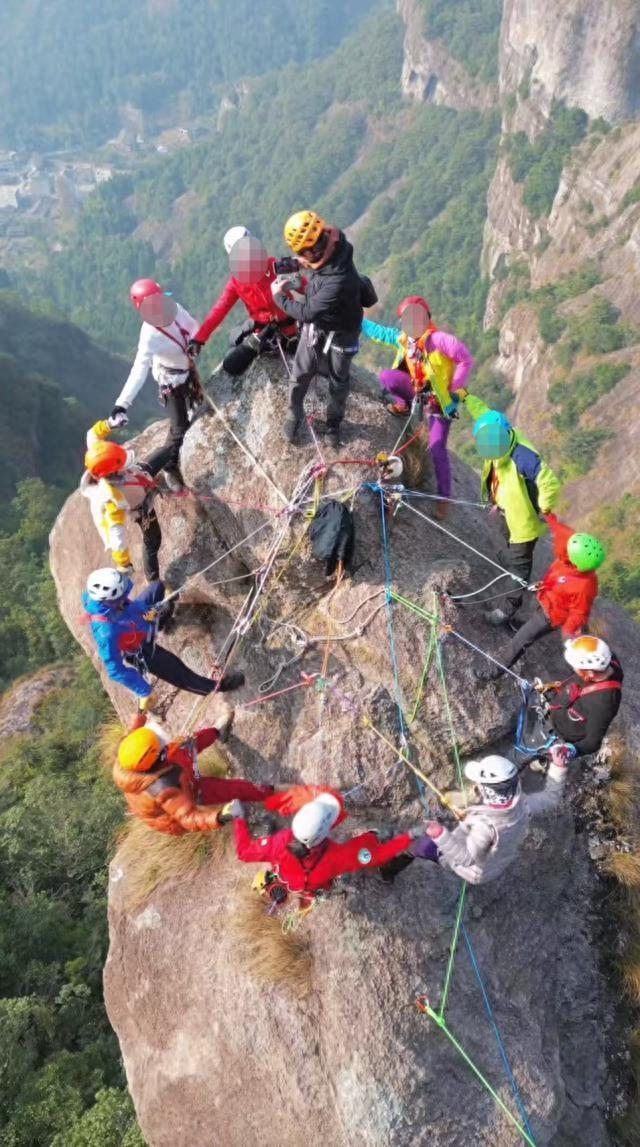 12人“险峰悬崖”上航拍舞动视频 参与者：户外爱好者组织活动，“深渊”是视觉效果