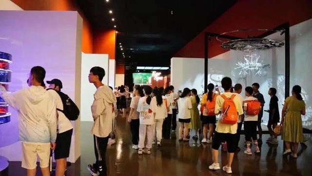 用作品回馈城市回应时代，第十四届全国美术作品展览上海总结会举办