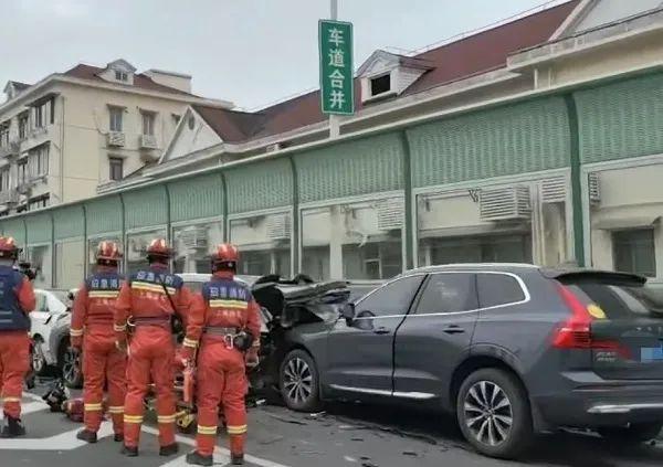 上海早高峰突发：内环一上匝道5车追尾！部分车辆受损严重，2人送医