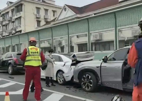 上海早高峰突发：内环一上匝道5车追尾！部分车辆受损严重，2人送医