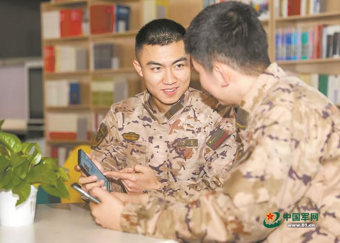 某中队战士在讨论共享群推荐的文章内容。周迪夷 摄