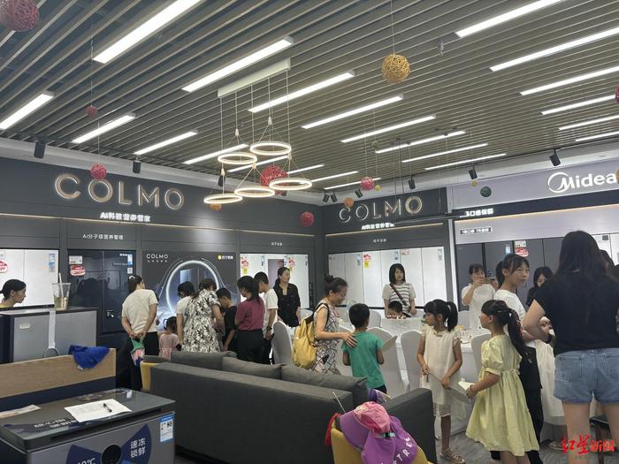 ▲顾客在线下门店选购家电