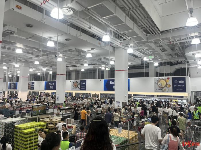 ▲消费者在山姆会员商店成都武侯店内选购商品