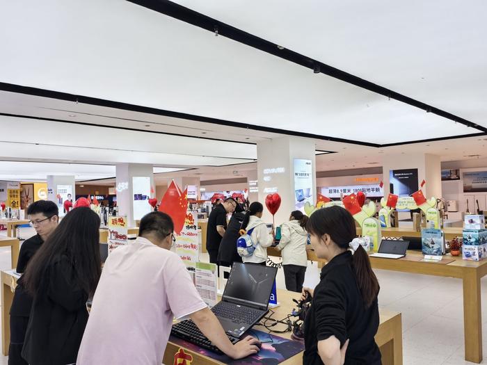 ▲顾客在线下门店选购家电