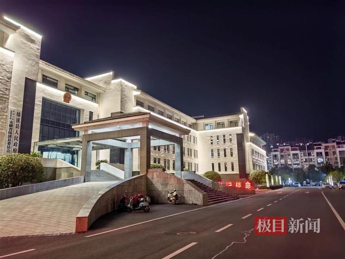 探访“县政府门口能摆摊”的安徽绩溪:没人阻拦摆摊,有人巡逻维持秩序