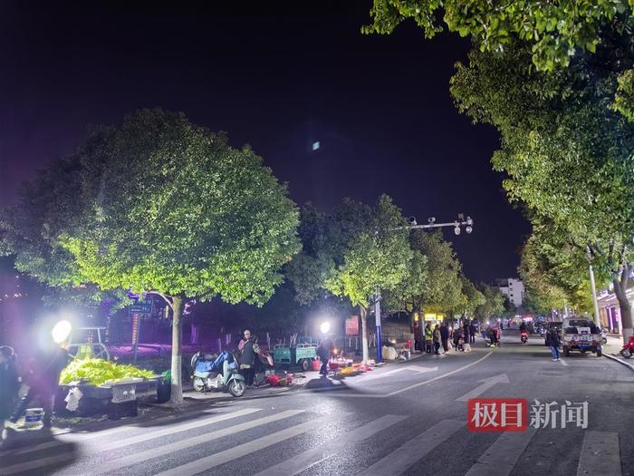 探访“县政府门口能摆摊”的安徽绩溪:没人阻拦摆摊,有人巡逻维持秩序