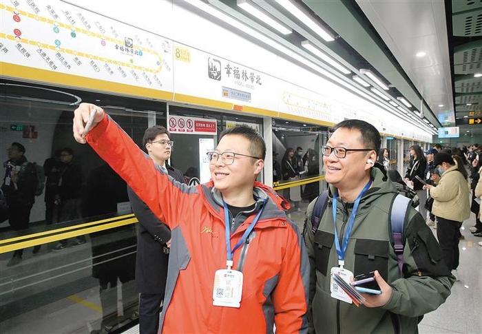 市民代表在幸福林带北站站台自拍留影。 首席记者 李明 摄