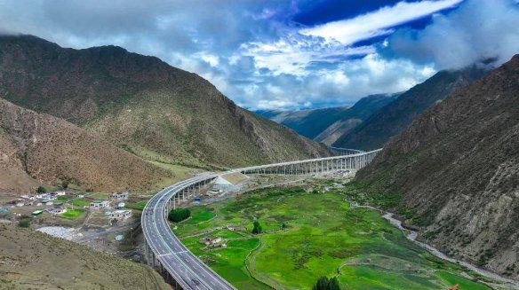 西藏S5线通车试运营 世界最长超高海拔公路隧道正式投用 第1张 西藏S5线通车试运营 世界最长超高海拔公路隧道正式投用 第1张