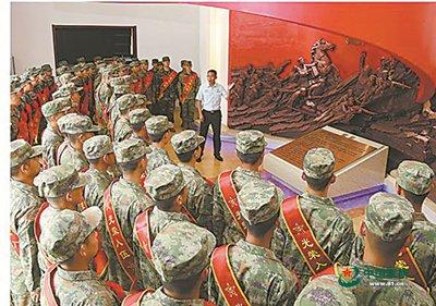8月底,山东省潍坊市寒亭区人武部文职人员组织预定新兵参观红色场馆,开展役前教育。侯永传 摄