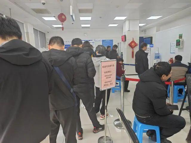 排队1小时,出了银行就被黄牛围住!“蛇年顶流”爆火,2000元买入,转手就能赚1.6万元!专家提醒:量很大,囤货炒作当心亏损