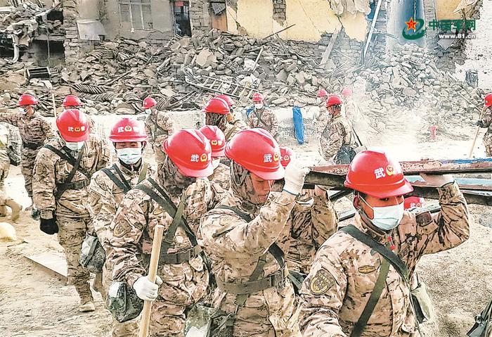 1月8日,武警日喀则支队某大队官兵开展清理障碍、排查危险隐患等工作。李建骄摄