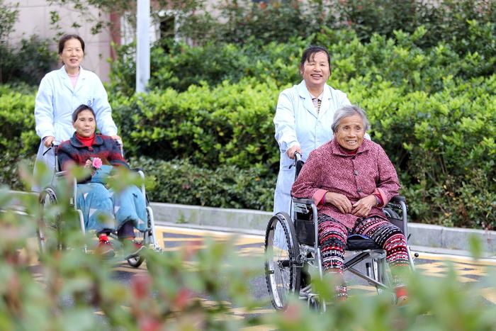 江西峡江：护理员协助老人康复训练