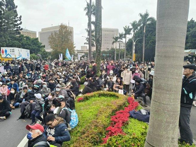 台媒:民众党发起游行支持柯文哲,抗议者行进路线混乱,其间爆发争执
