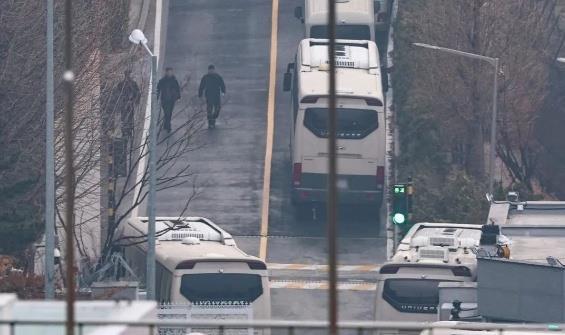 再次抓捕尹锡悦 韩国公调处人员在总统官邸外与警卫处人员发生对峙