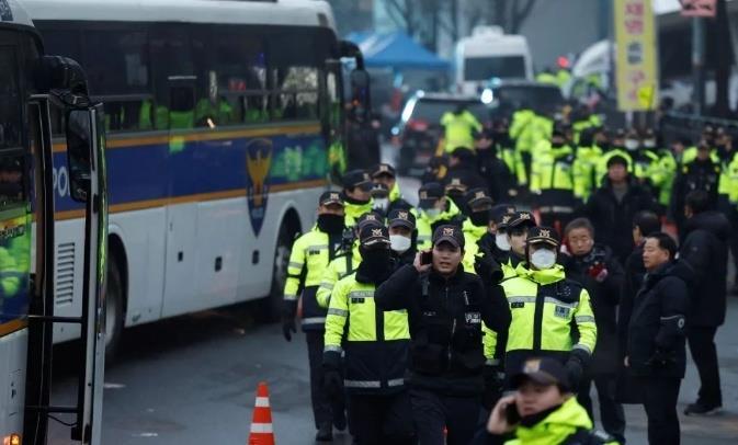 再次抓捕尹锡悦 韩国公调处人员在总统官邸外与警卫处人员发生对峙