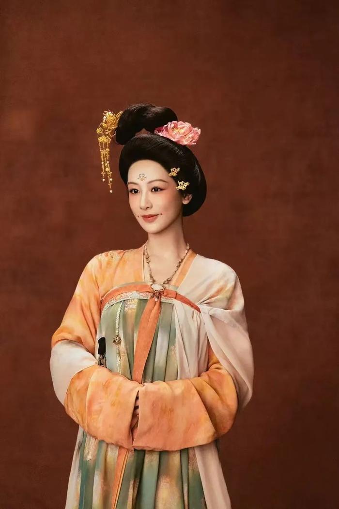 何惟芳披帛的穿法有些“另类”