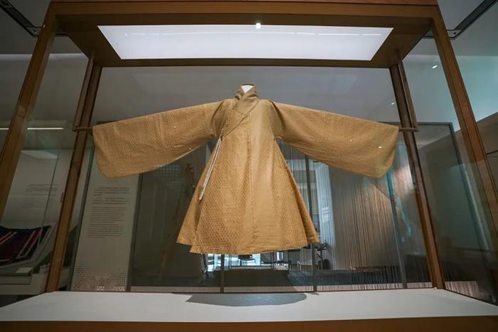 上博东馆展陈的明代满地黄梅朵花纹丝布夹袍摹制品 (于颖 提供)