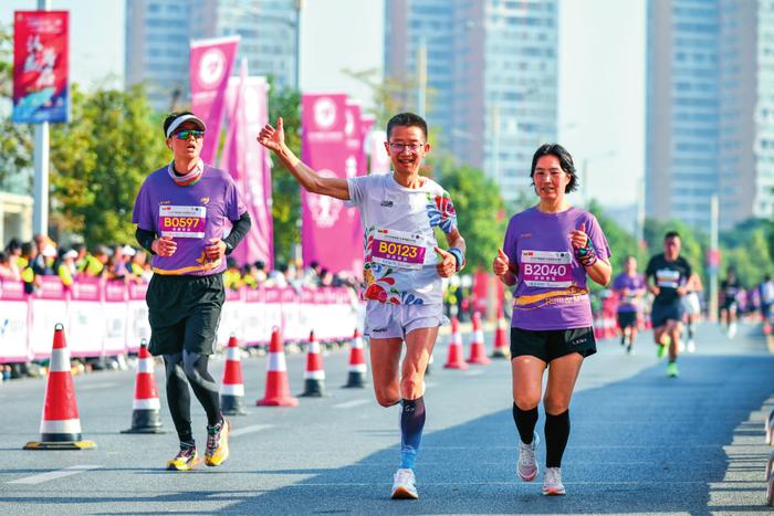 2024中缅瑞丽-木姐跨国马拉松在云南省瑞丽市开跑(2025年1月5日摄) 王静颐摄/本刊