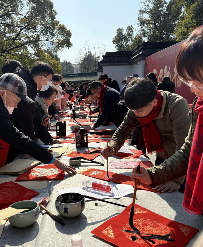 众志成城 点亮心愿:上海龙华古寺募集善款驰援日喀则震区