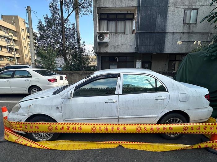 警方于24日深夜在新竹市某处偏僻道路寻获凶手逃逸所乘的白色轿车。图源：中时新闻网