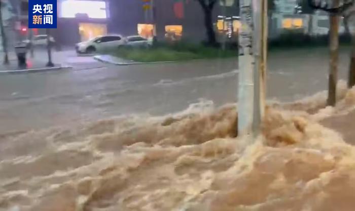  强降雨来袭 巴西最大城市圣保罗进入洪水警戒状态