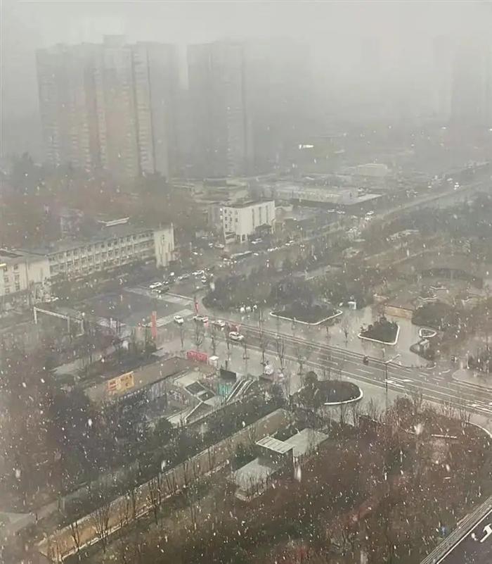 火焰山竟然下雪了!北京四区已出现降雪,河南局地暴雪,连昆明、广东也可能下雪!多地高速封闭、新疆多趟列车停运