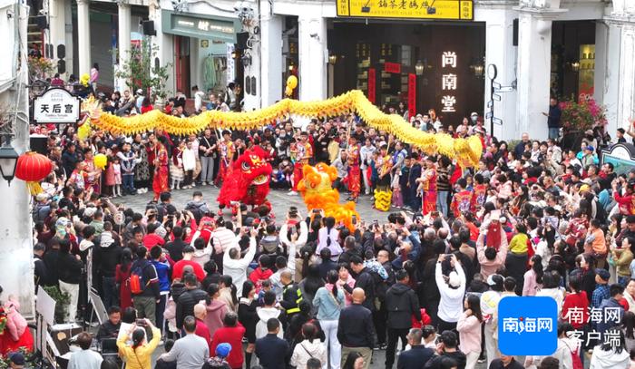 春节假期,“龙狮贺春”民俗展演在海口骑楼老街举行。海口市旅文局供图