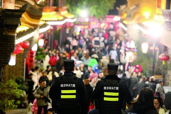 警方在执勤