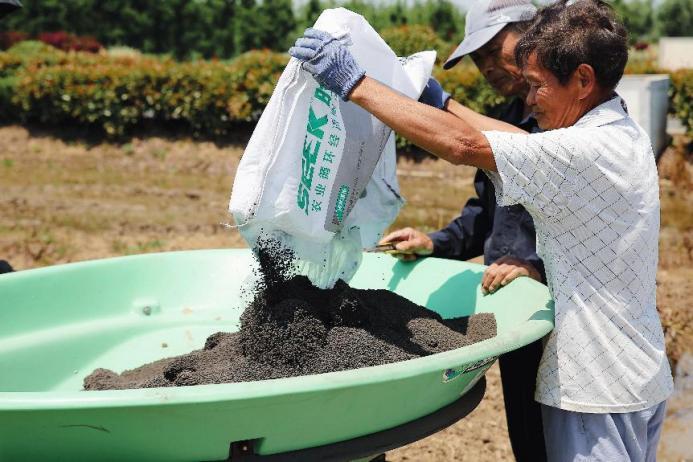 农户使用时科生物产品培肥土壤