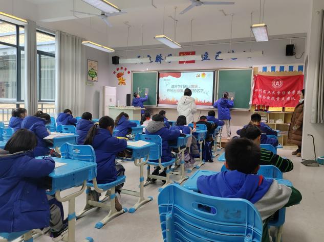 图为小朋友上台参与互动