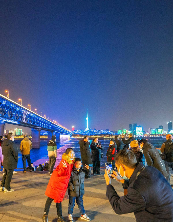 2023年1月24日晚，市民、游客拍照打卡汉阳门观景台。 （湖北日报全媒记者 魏铼 摄）