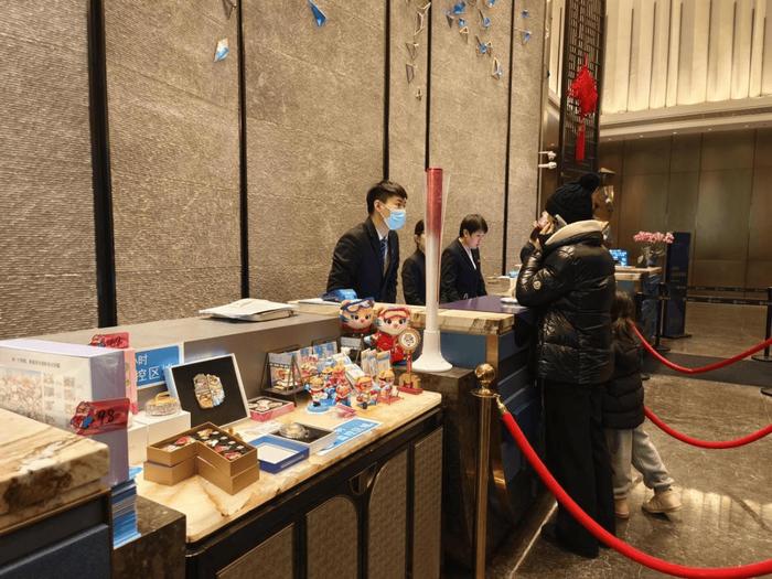 图:哈尔滨融创施柏阁酒店摆放亚冬会纪念品