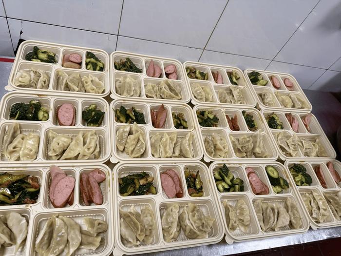 图:哈尔滨火车站果戈里大街漫心酒店准备饺子餐
