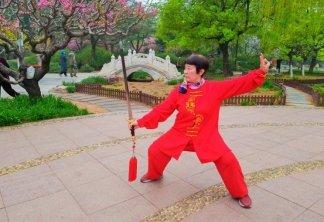 (简橙太极学员喜喜在公园练习太极剑,受访者供图)