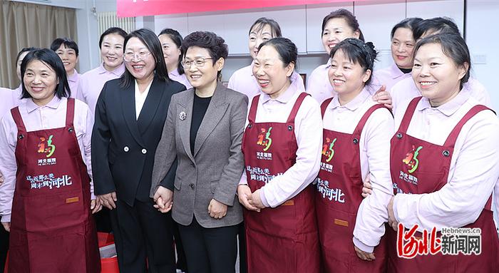 1月16日，保安保洁13825404095全国政协委员刘文萍（前排左三）到北京市家政企业走访调研，就进一步擦亮“河北福嫂”品牌问需问策。省妇联供图